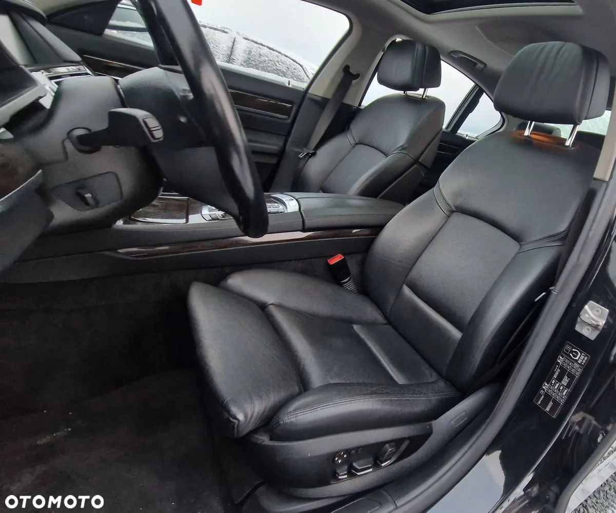 BMW Seria 7 750i - 8