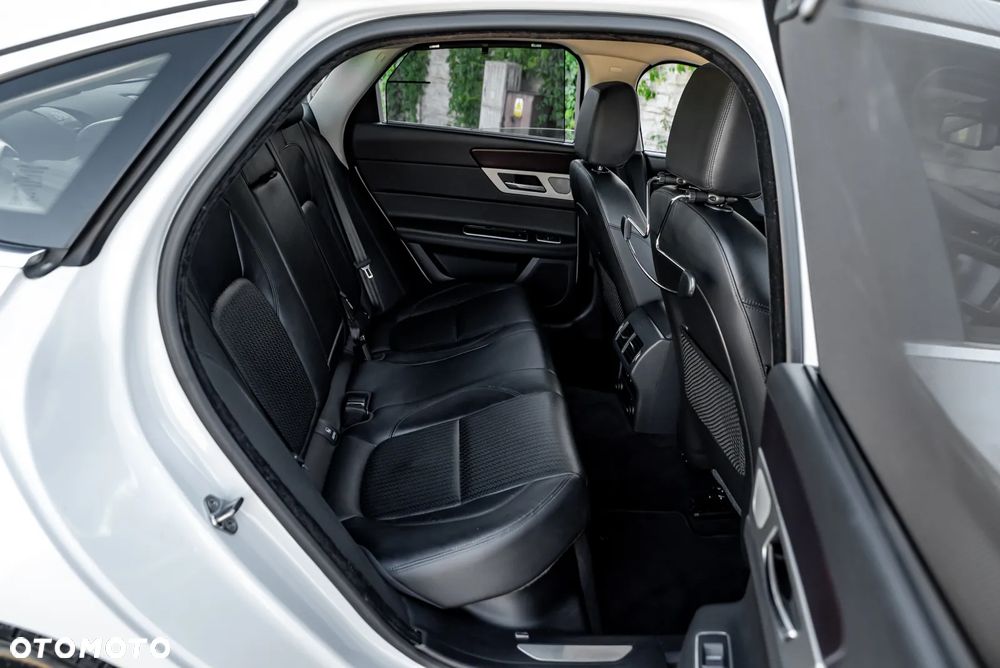 Jaguar XF 20d Prestige - 26