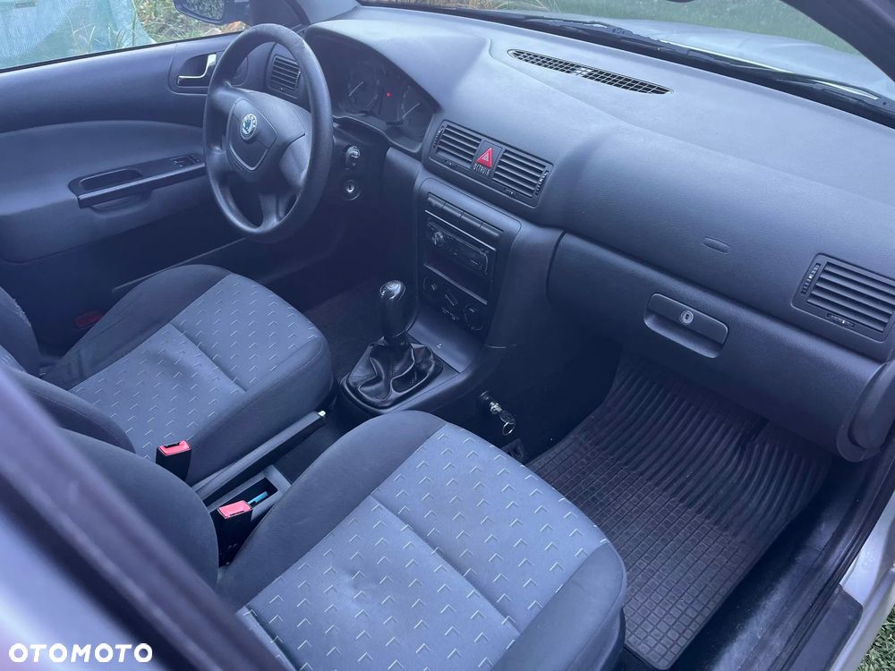 Skoda Octavia 1.6 Tour - 10