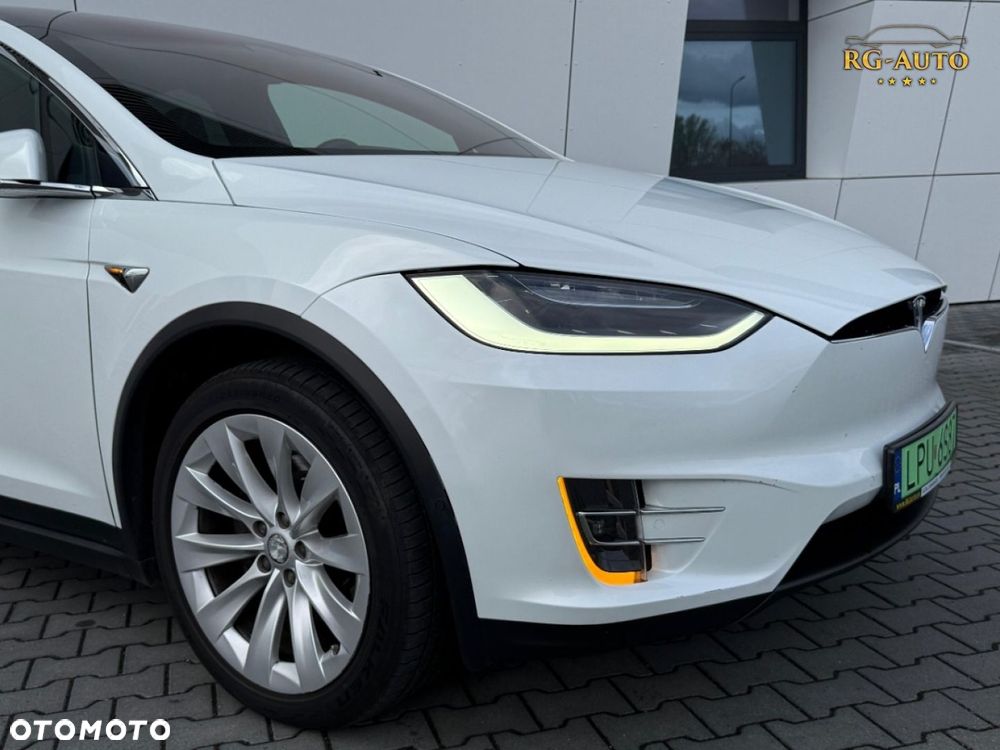 Tesla Model X - 11