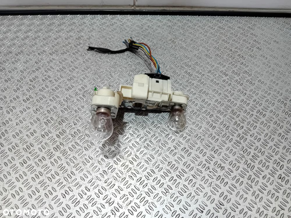 OBUDOWA LAMPY ŻARÓWEK PRAWY TYŁ BMW E90 R2008 SEDAN NR 6937474 - 1