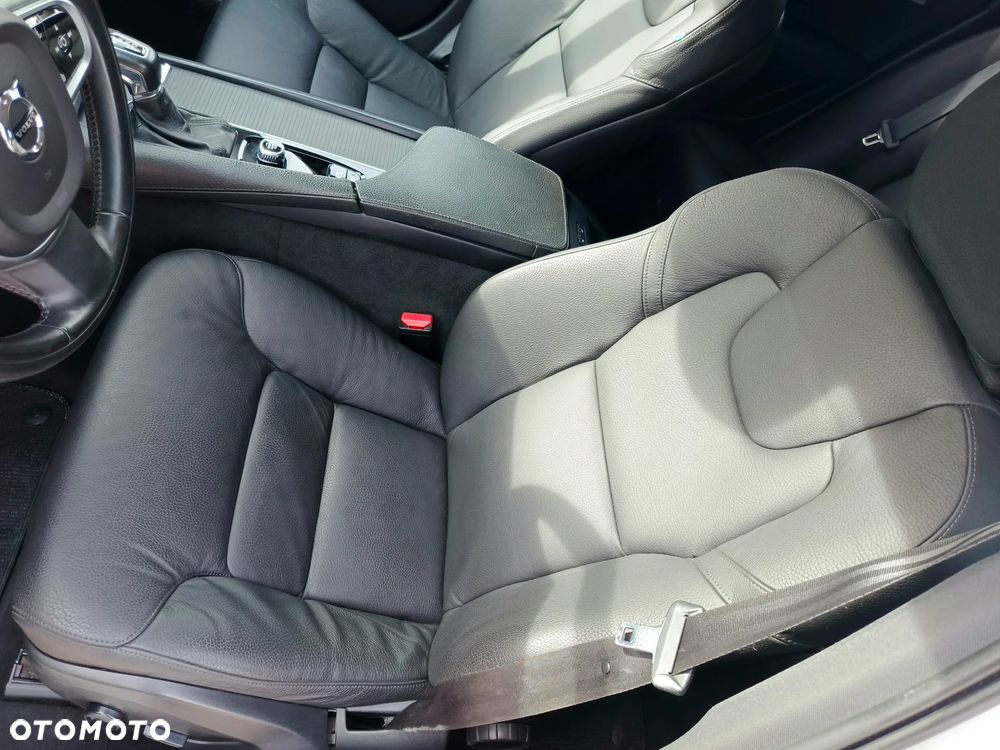 Volvo V90 D5 AWD Momentum - 25
