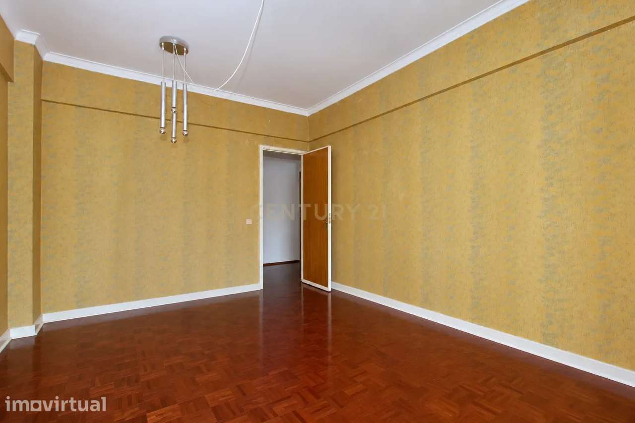 Apartamento T2 com Duas Varandas e Excelente Localização - Grande imagem: 2/37