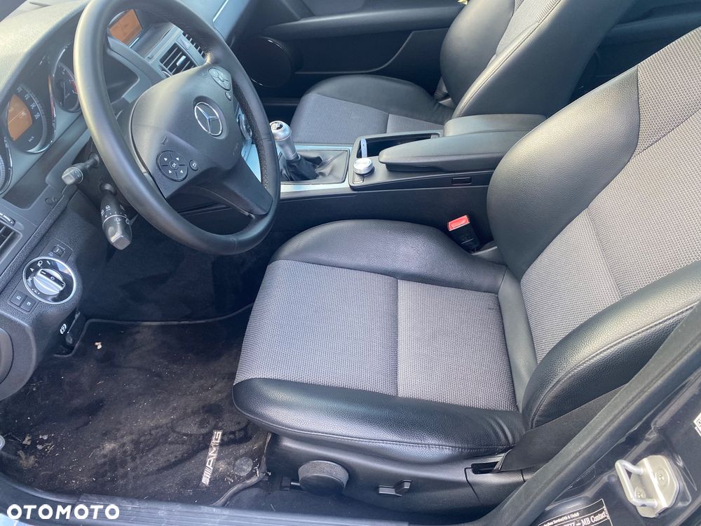 Mercedes-Benz Klasa C 180 CGI BlueEFFICIENCY Avantgarde - 23