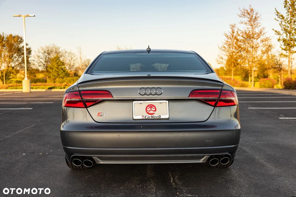 Audi S8 - 8