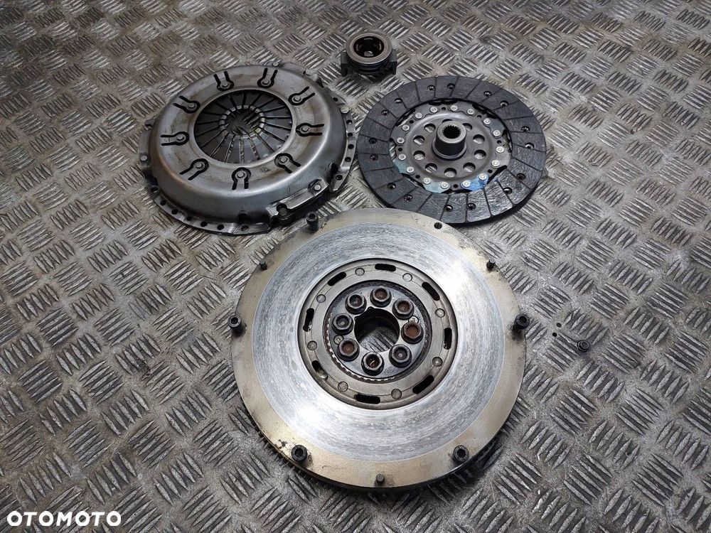 KOŁO DWUMASOWE + TARCZA + DOCISK + ŁOŻYSKO OPOROWE VOLVO 850 I 2.5 TDI - 1