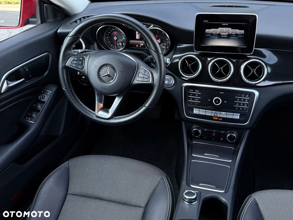 Mercedes-Benz CLA 180 7G-DCT - 17