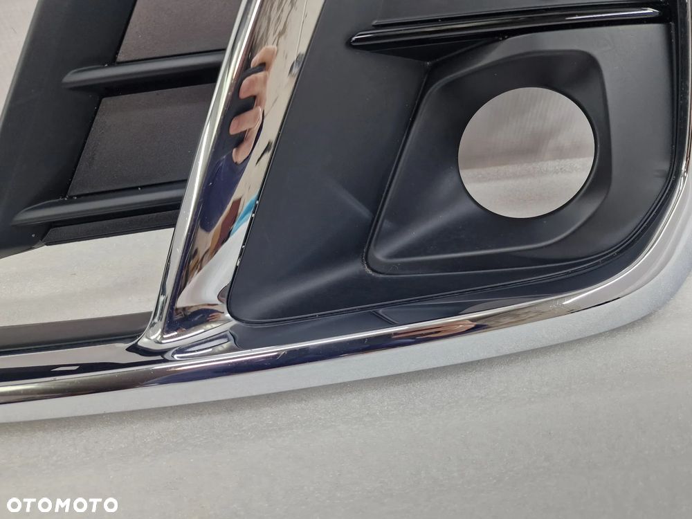 AUDI A8 D5 LIFT 4N0 21- LEWA KRATKA BOCZNA ZDERZAKA PRZEDNIEGO PRZÓD Z CHROMEM NA PDC , NR 4N0807681 + 4N0807151B , NR AUKCJI D/26 - 5