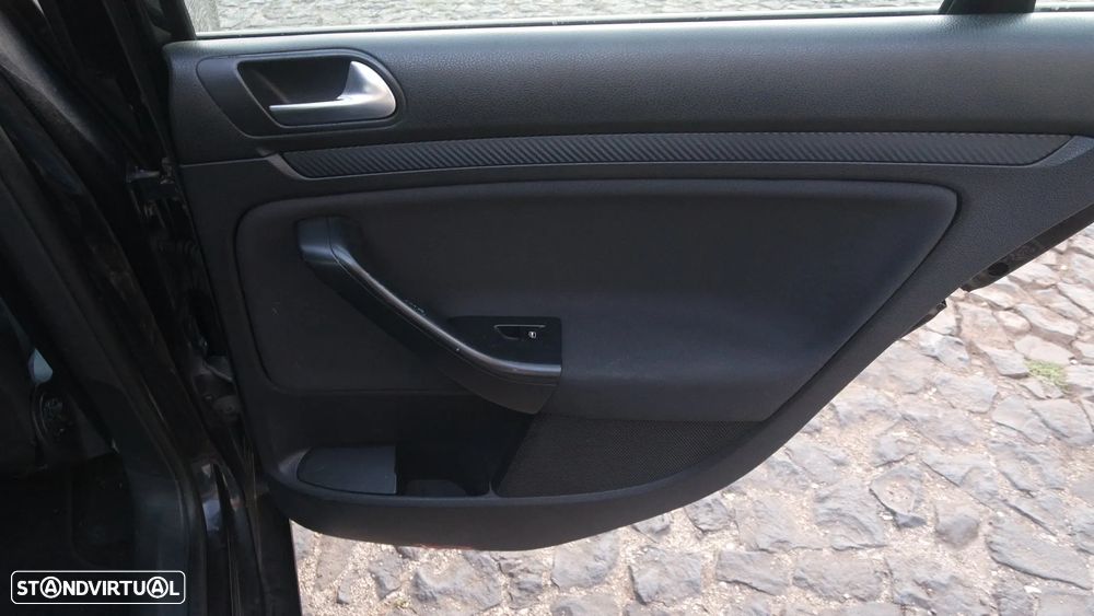 VW Jetta 1.6 TDi Confortline - 19