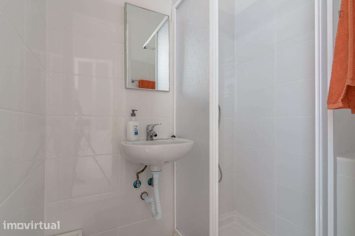 Quarto - localizado em Intendente Lisbon - Grande imagem: 3/19