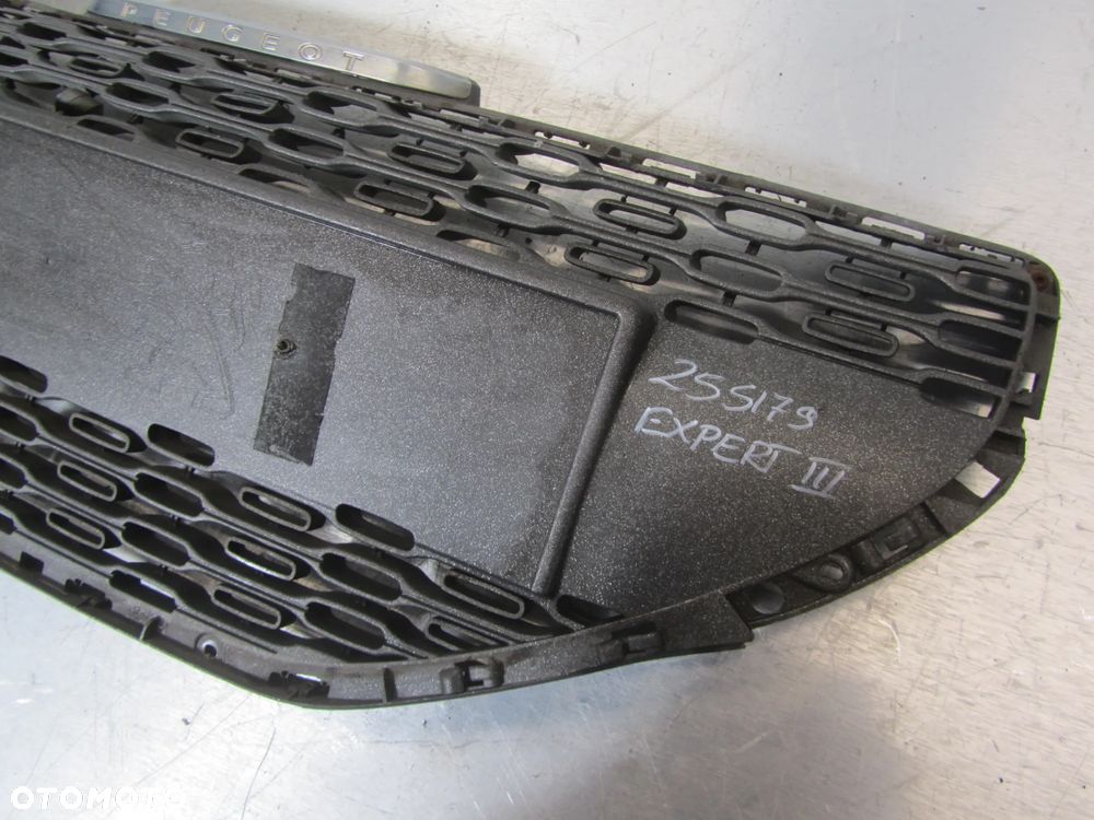 Peugeot  208 grill-atrapa - 2