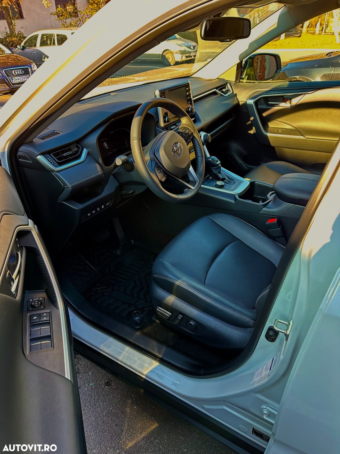Toyota RAV4 2.5 Hybrid VVT-iE 4x4 Luxury Plus - 4