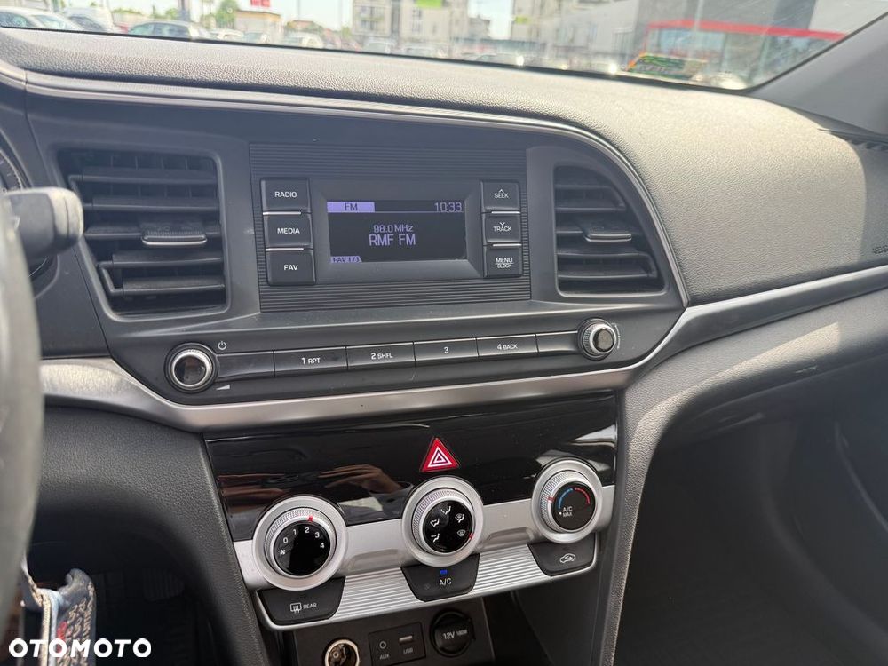 Hyundai Elantra 1.6 Classic Plus - 18