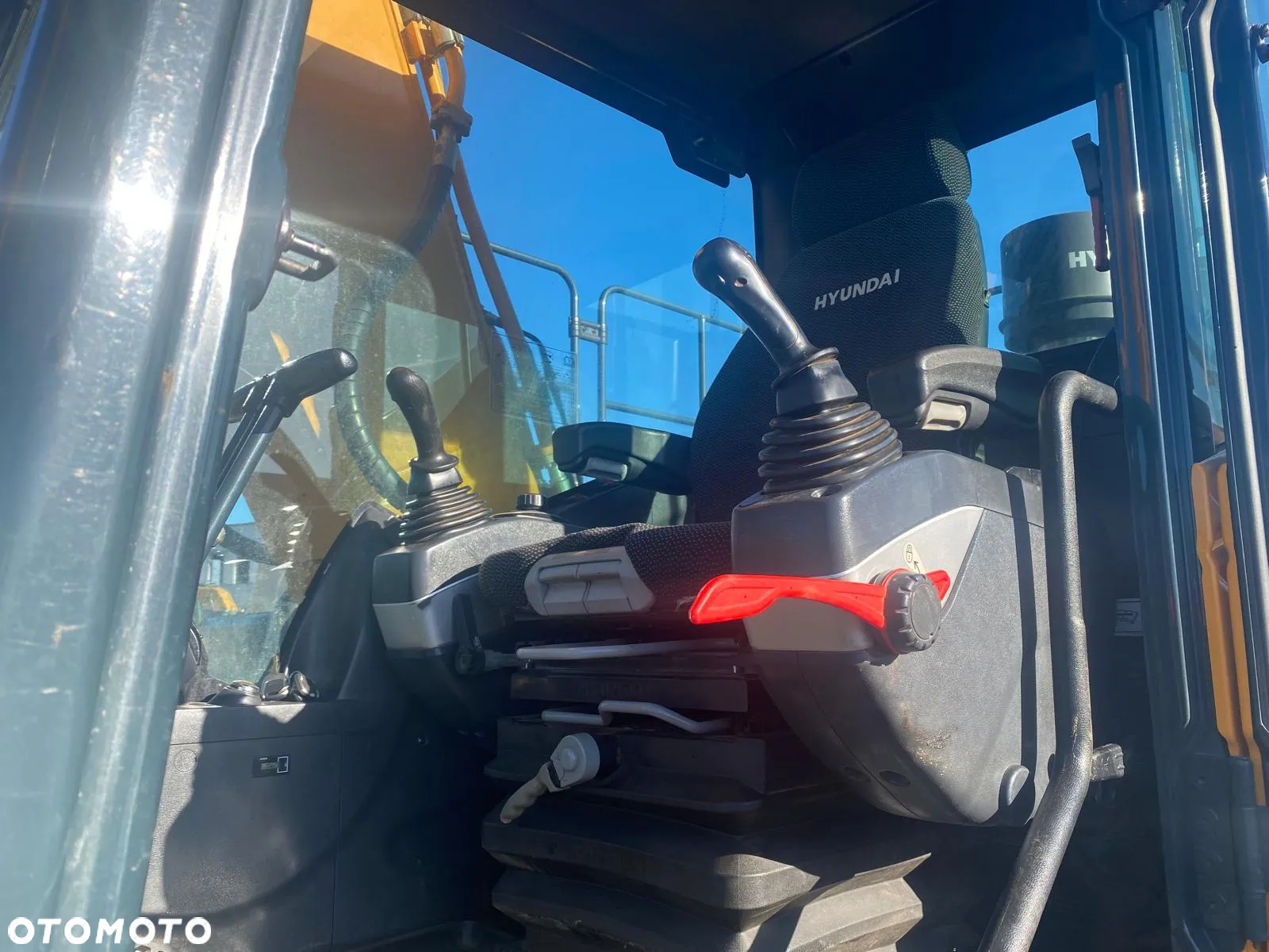Hyundai HX220L - 8