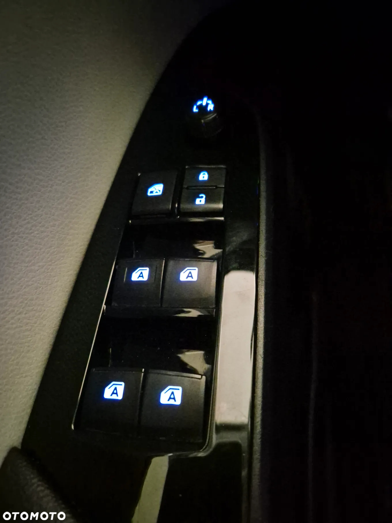 Toyota Prius (Hybrid) - 25