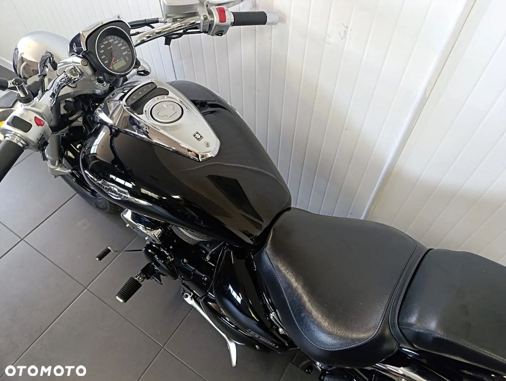 Suzuki Intruder - 10