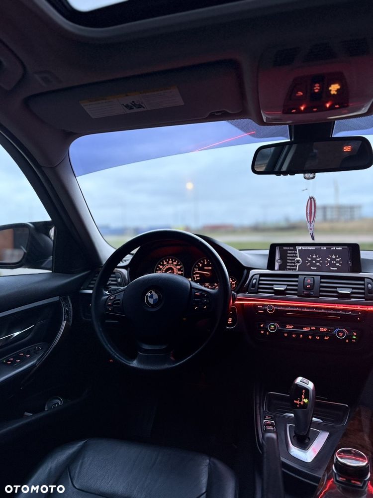 BMW Seria 3 328i xDrive Luxury Line - 11