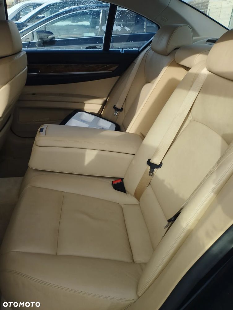 BMW Seria 7 740i - 23