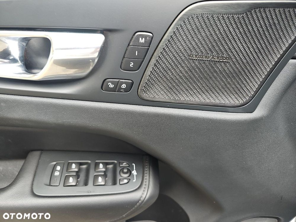 Volvo XC 60 B4 D Plus Dark - 16