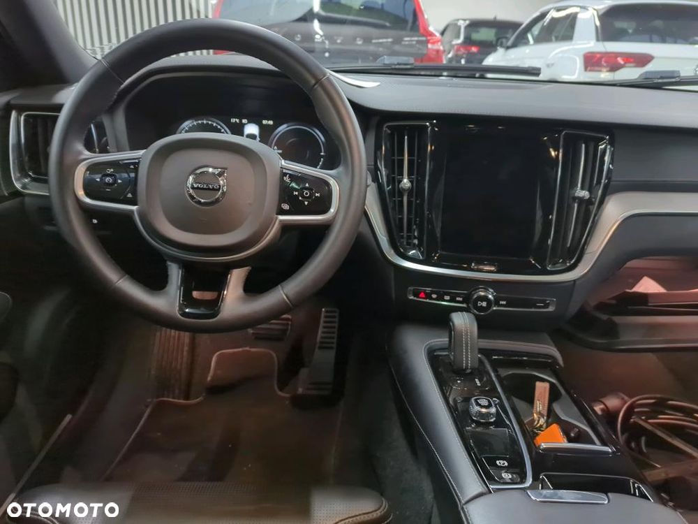 Volvo V60 T8 AWD Plug-In Hybrid R-Design - 3