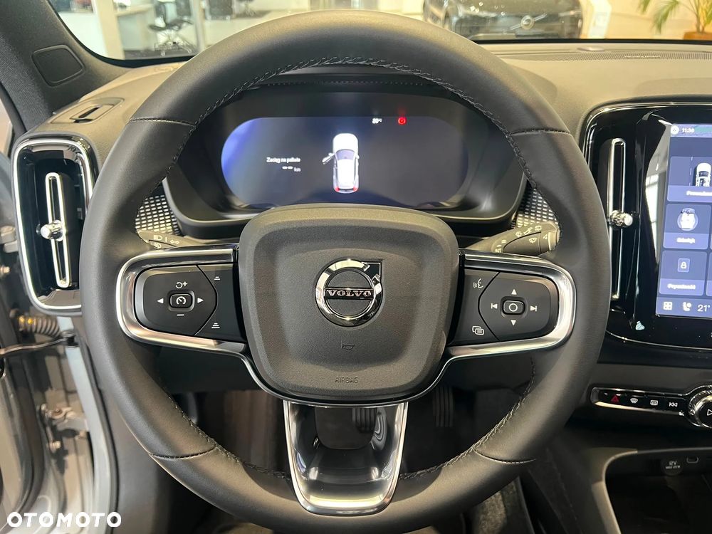 Volvo XC 40 B4 AWD Plus Dark - 24