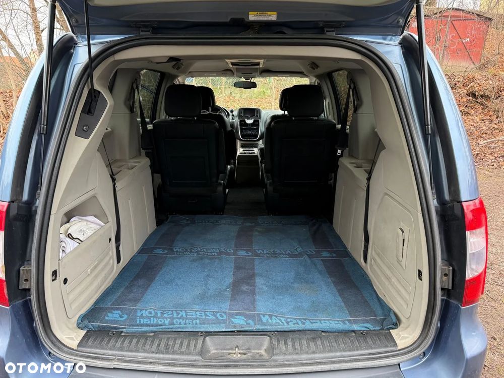 Chrysler Town & Country - 10