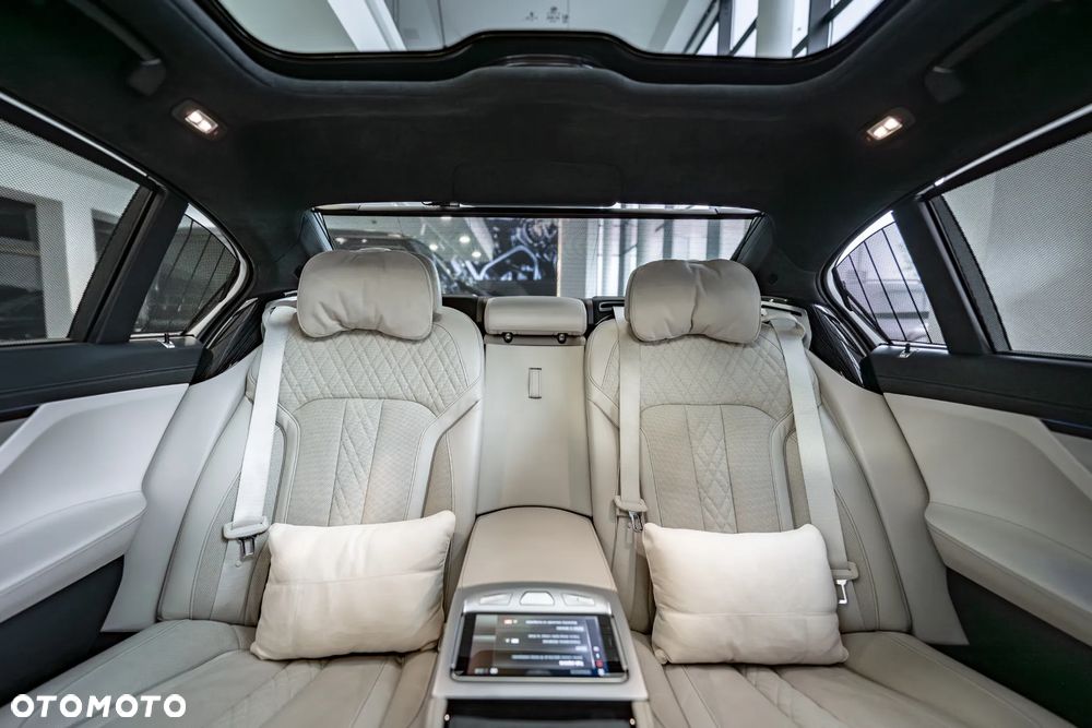 BMW Seria 7 M760Li xDrive - 32