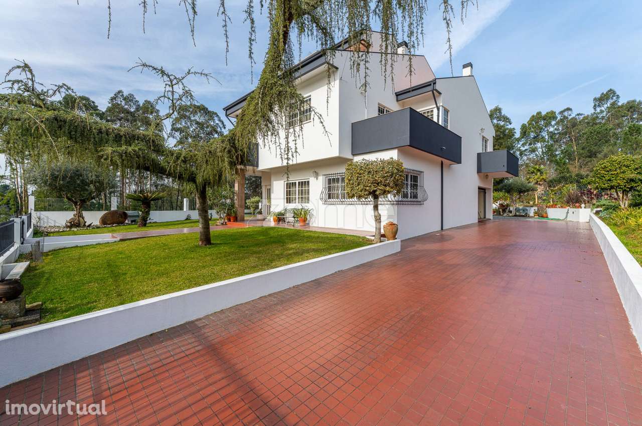 Moradia T3 em Grijó com 2.531 m² de Terreno e Campo Futebol - Grande imagem: 2/30