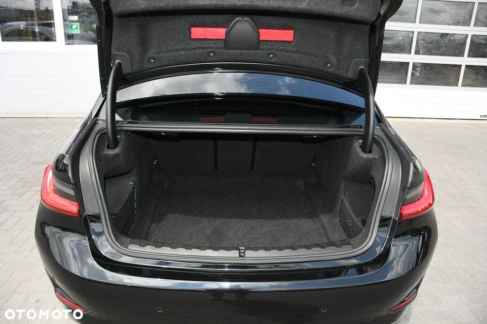 BMW Seria 3 320d mHEV - 39