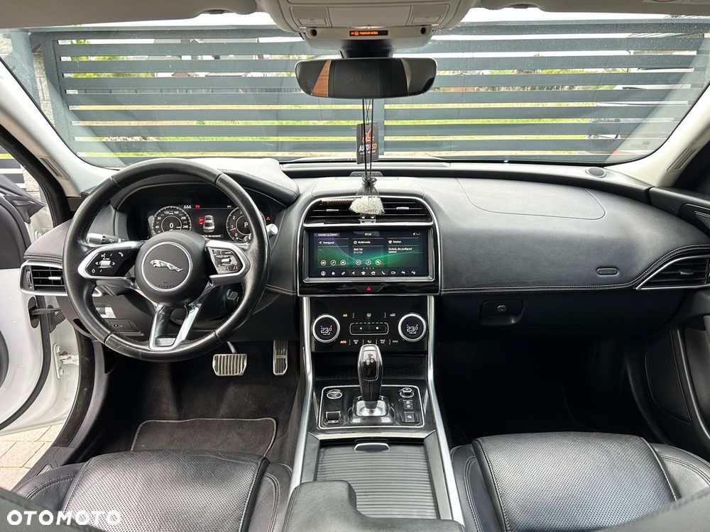 Jaguar XE 2.0 T R-Sport - 15