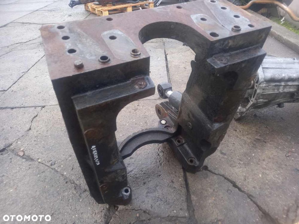 Wspornik przedniego amortyzowanego mostu kołyska Deutz Fahr Agroton 620 TTV - 2