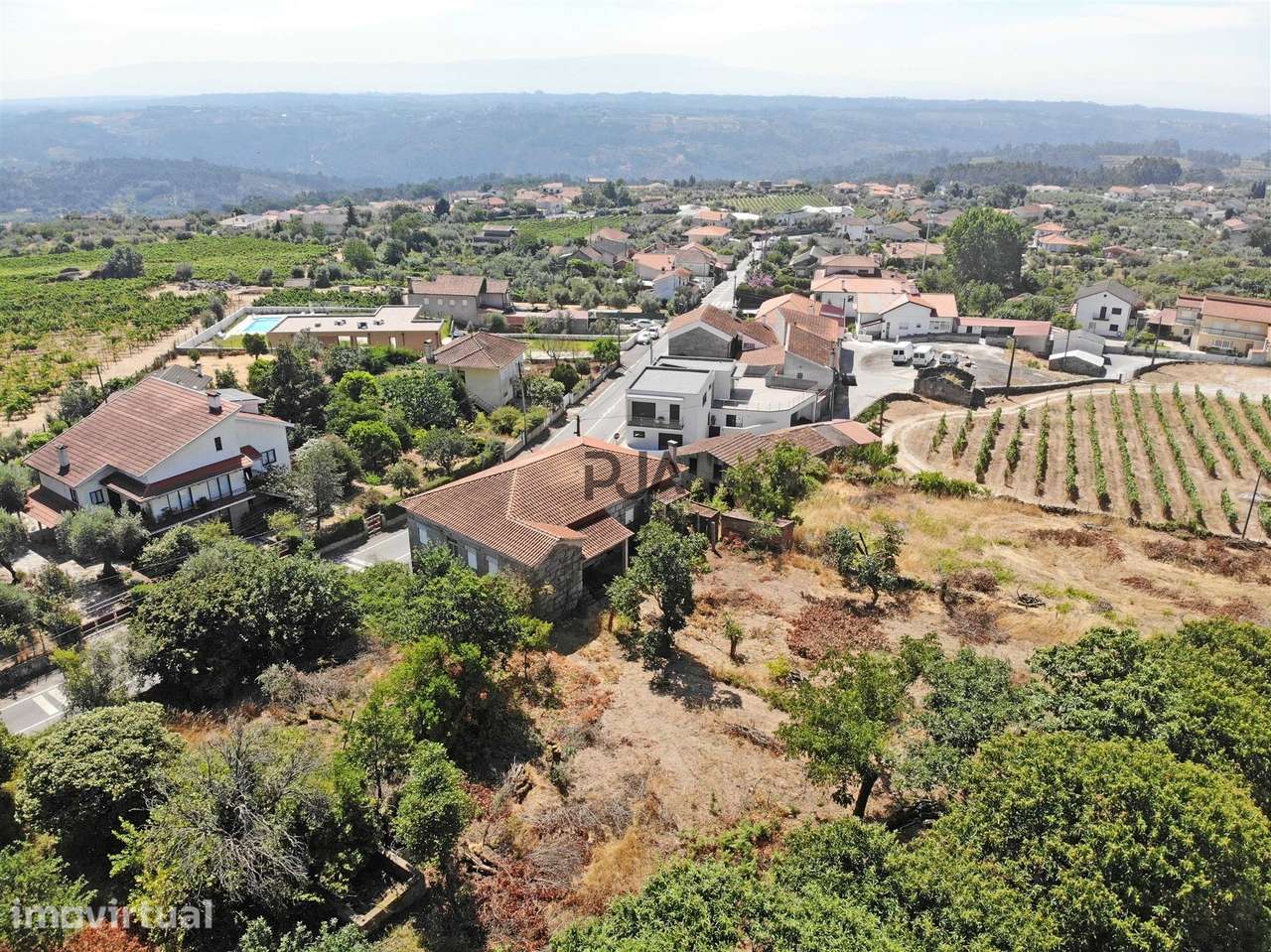 Moradia em Pedra para Recuperar em Oliveira do Barreiro, Viseu - Grande imagem: 2/10