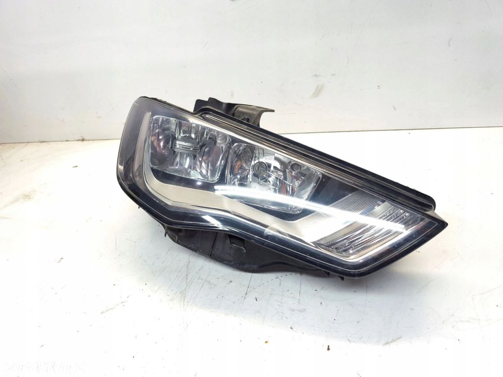 REFLEKTOR LAMPA PRZEDNIA PRAWY PRZÓD AUDI A3 8V 8V0941004A UK *1* - 1