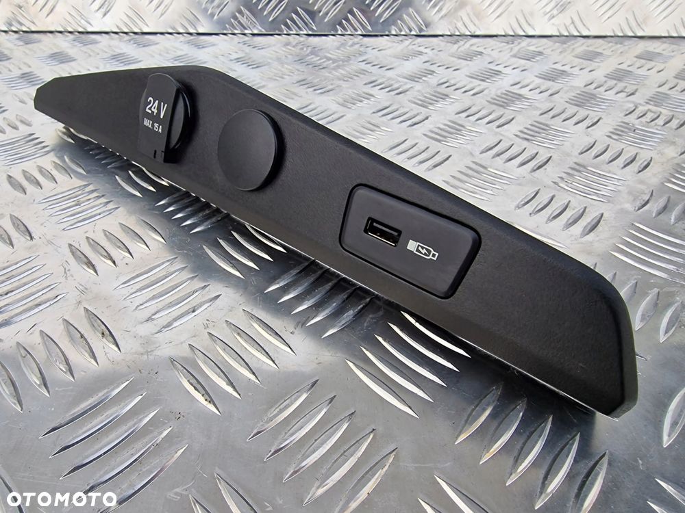 PANEL GNIAZDO USB ZAPALNICZKA SCANIA NTG - 2
