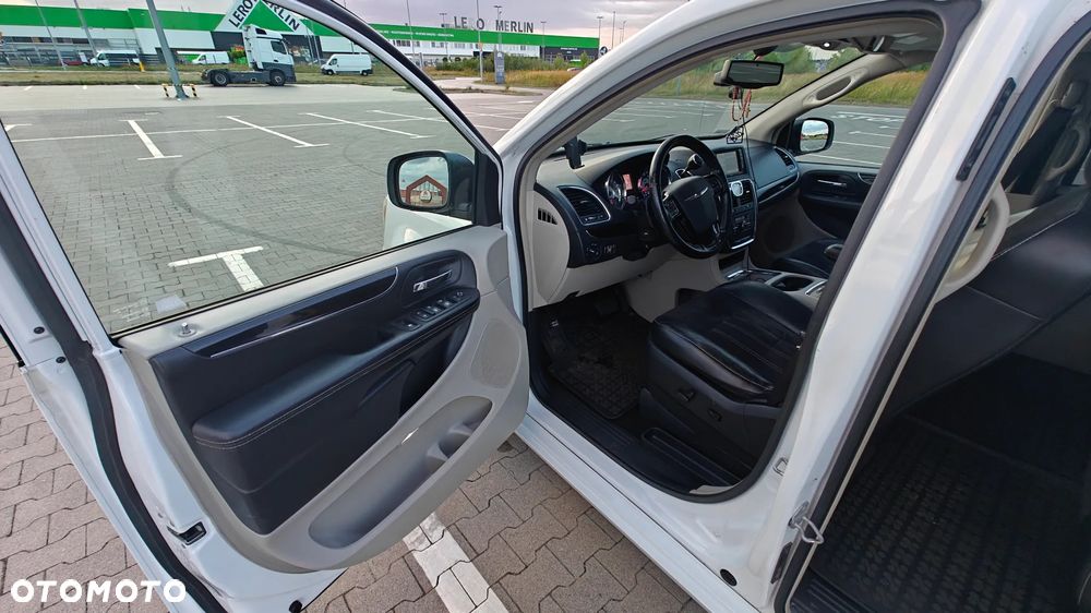 Chrysler Town & Country - 19