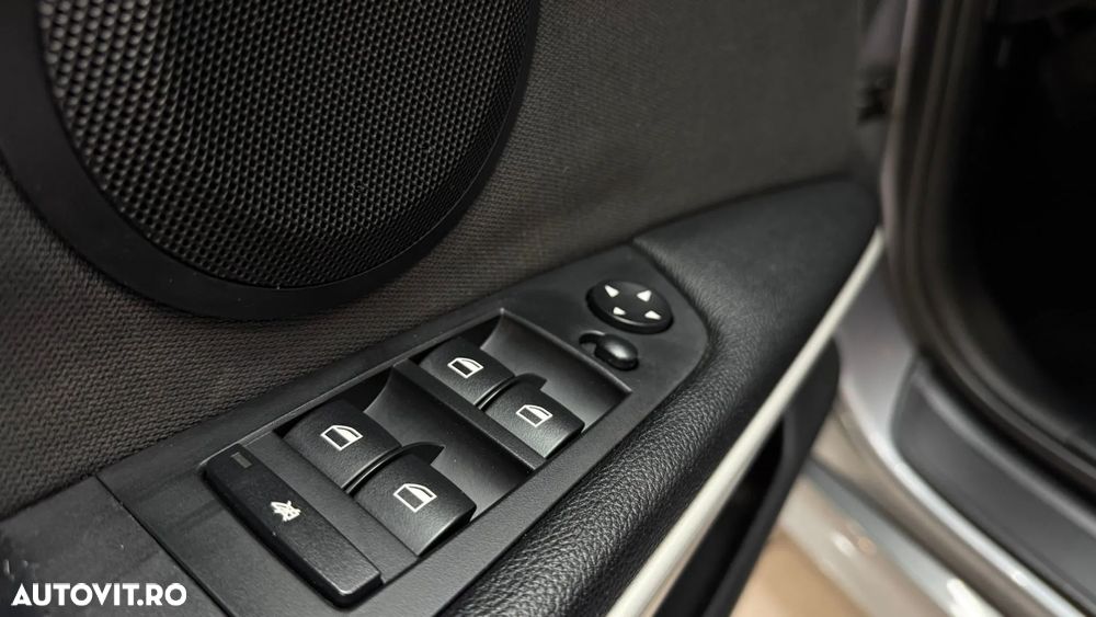 BMW Seria 3 320i Touring Aut. - 29