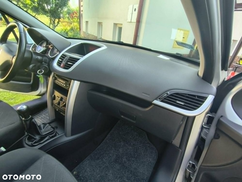 Peugeot 207 - 24