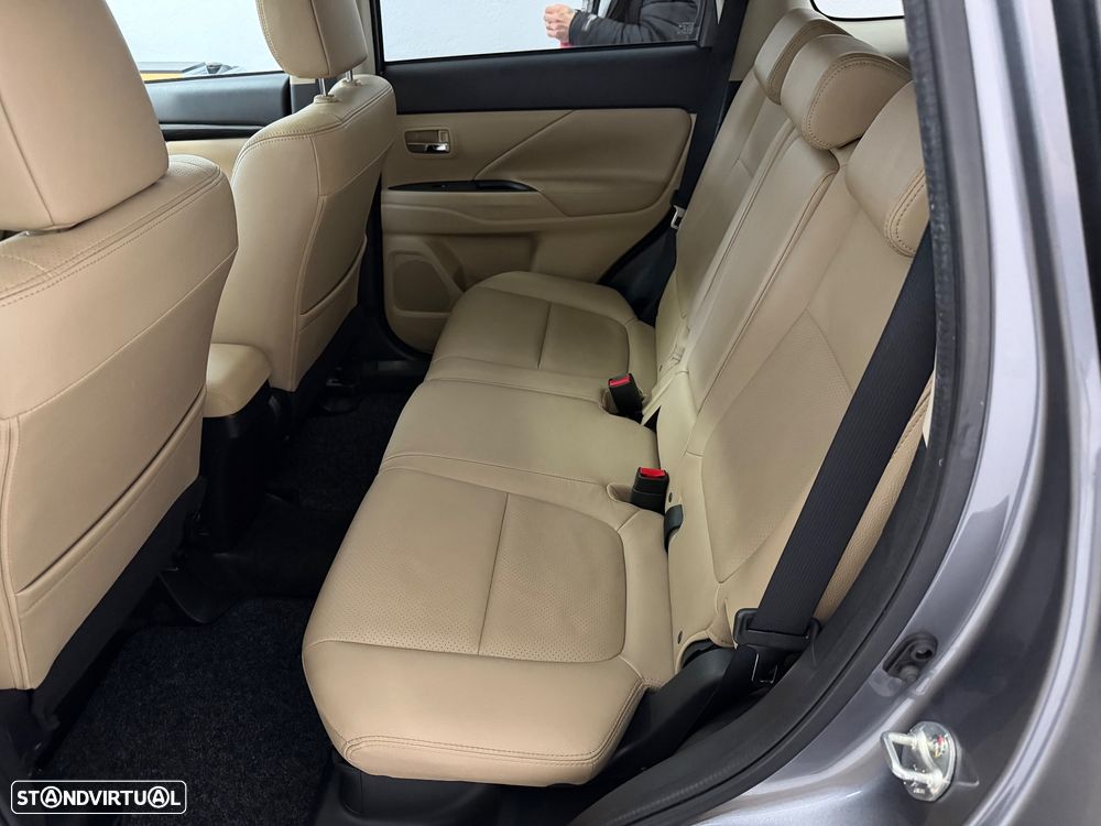 Mitsubishi Outlander 2.2 DI-D Instyle Navi Black Edition - 31