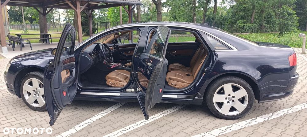 Audi A8 4.2 L Quattro - 2