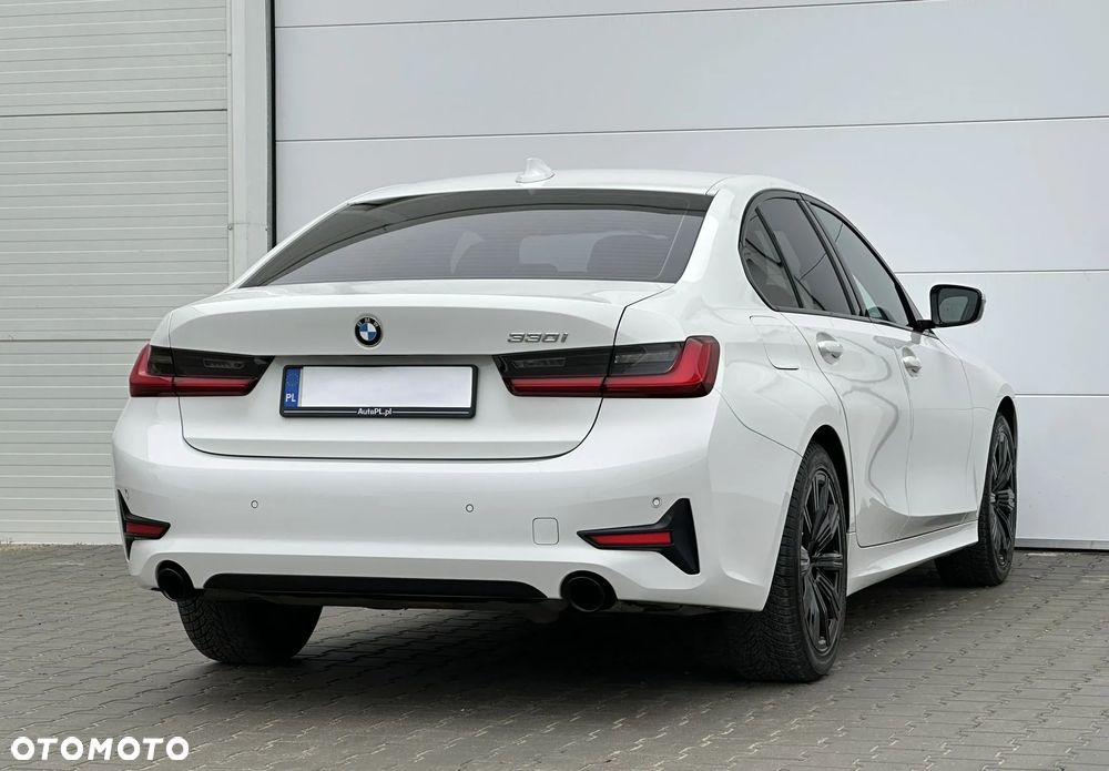 BMW Seria 3 330i Sport - 17