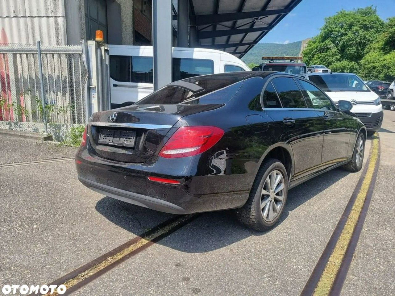 Mercedes-Benz Klasa E 220 d 4Matic T 9G-TRONIC - 2