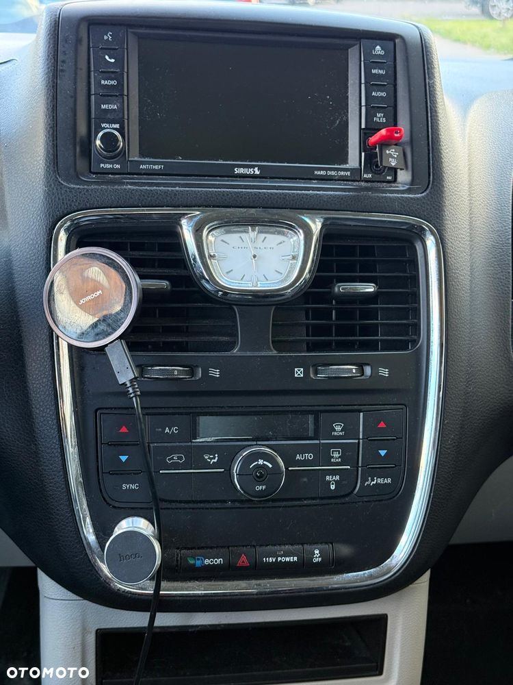 Chrysler Town & Country - 10