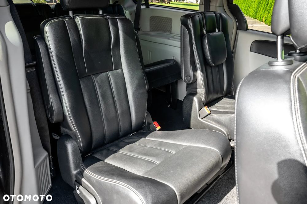 Chrysler Town & Country 3.6 Limited - 38