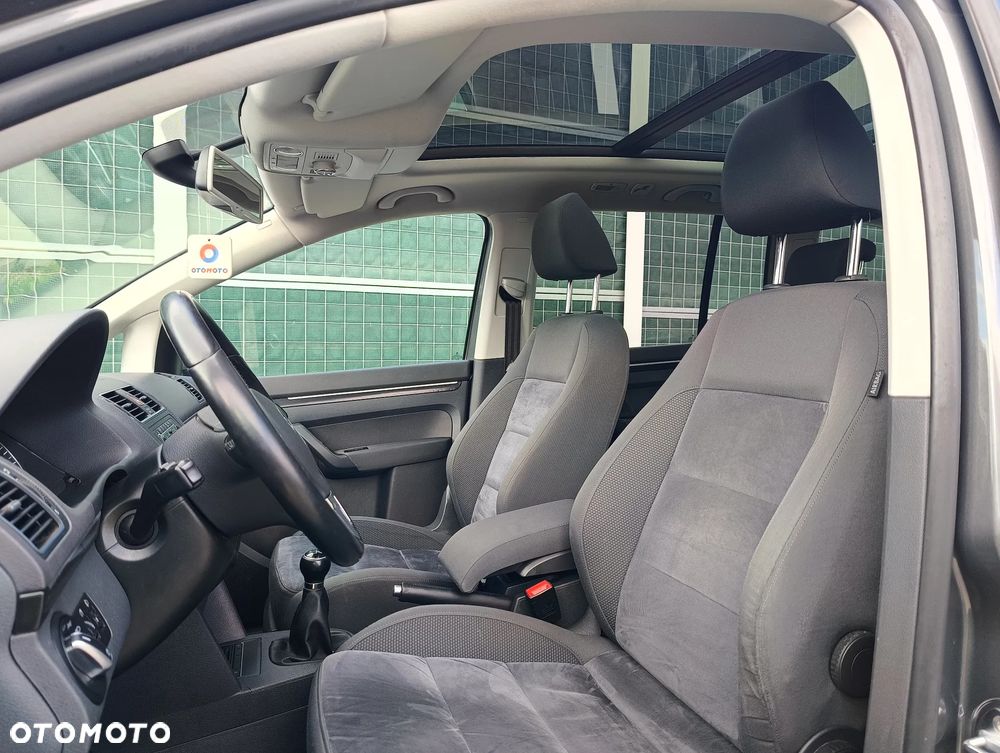 Volkswagen Touran 2.0 TDI DPF BlueMotion Technology Highline - 24