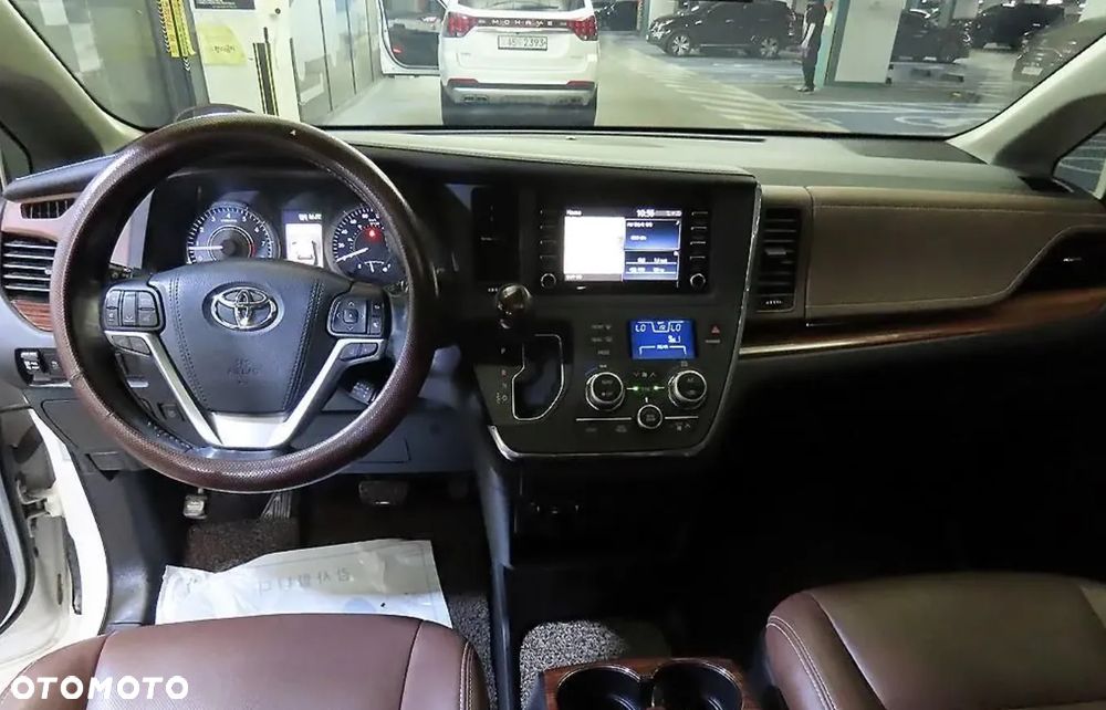 Toyota Sienna - 7