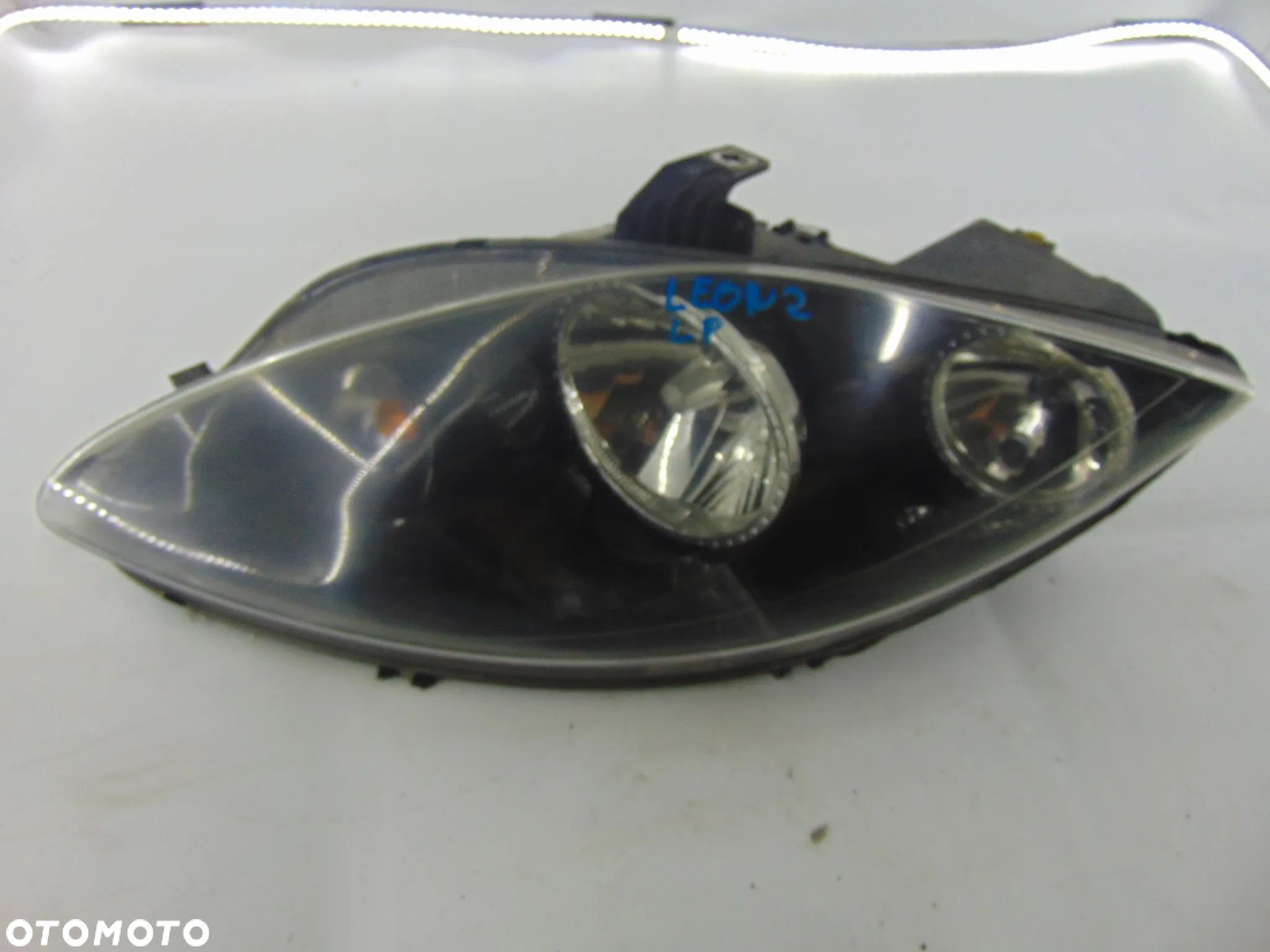 Lampa Seat leon 2 przód lewy urywane uchwyty jak na fotkach - 1