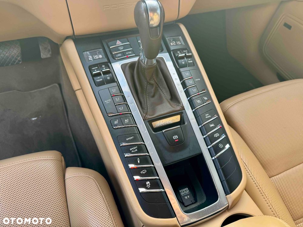 Porsche Macan - 24
