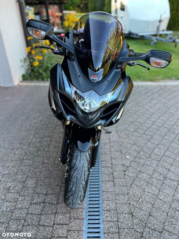 Suzuki GSX-R - 25