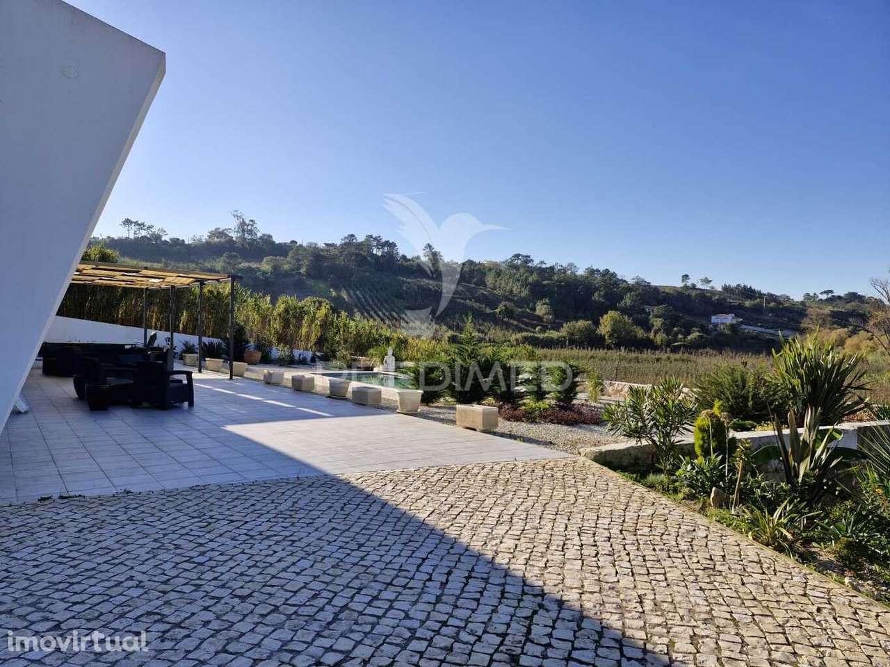 Moradia Moderna com Piscina e vistas sobre a natureza - Grande imagem: 2/16