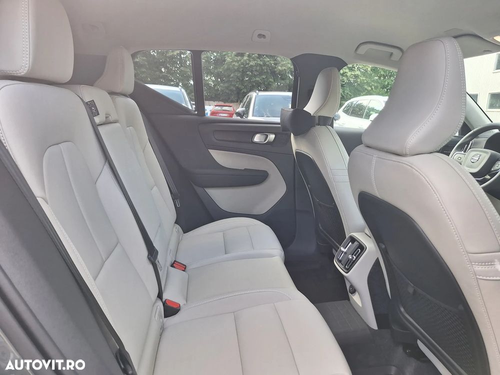 Volvo XC 40 B3 AT FWD MHEV Plus Dark - 24